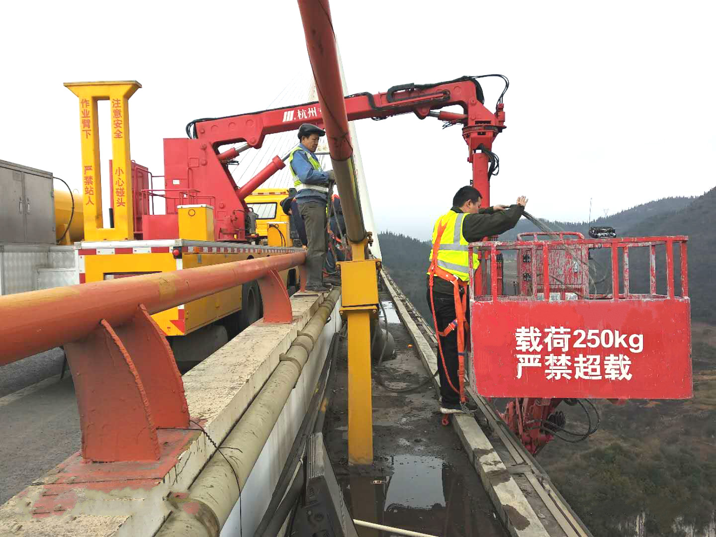 1532076862188678.jpg 无水印桥检车2.jpg